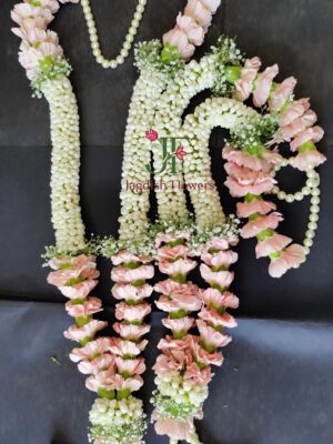 Traditional fresh flower wedding haar for bride and groom wedding ceremony