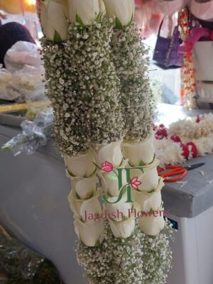 Elegant wedding garland with fresh roses for Indian wedding functions