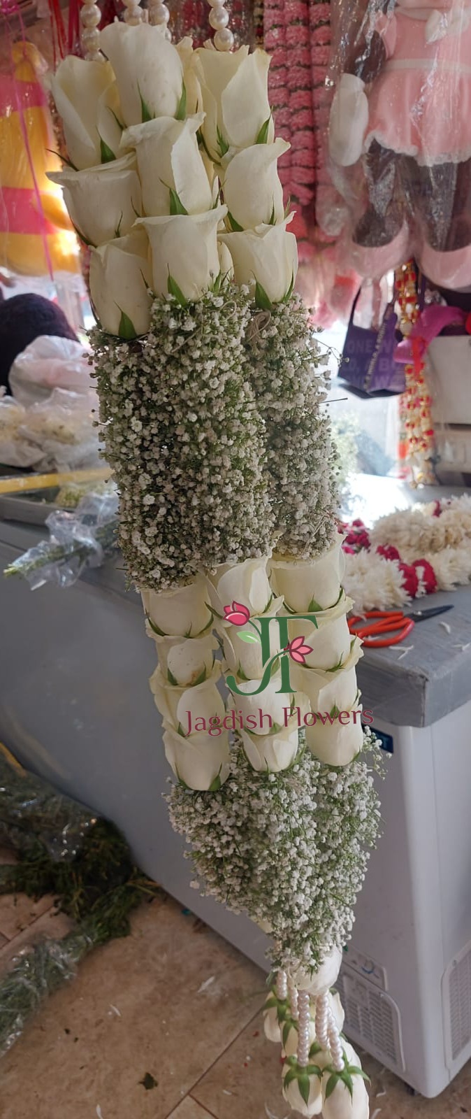 Elegant wedding garland with fresh roses for Indian wedding functions