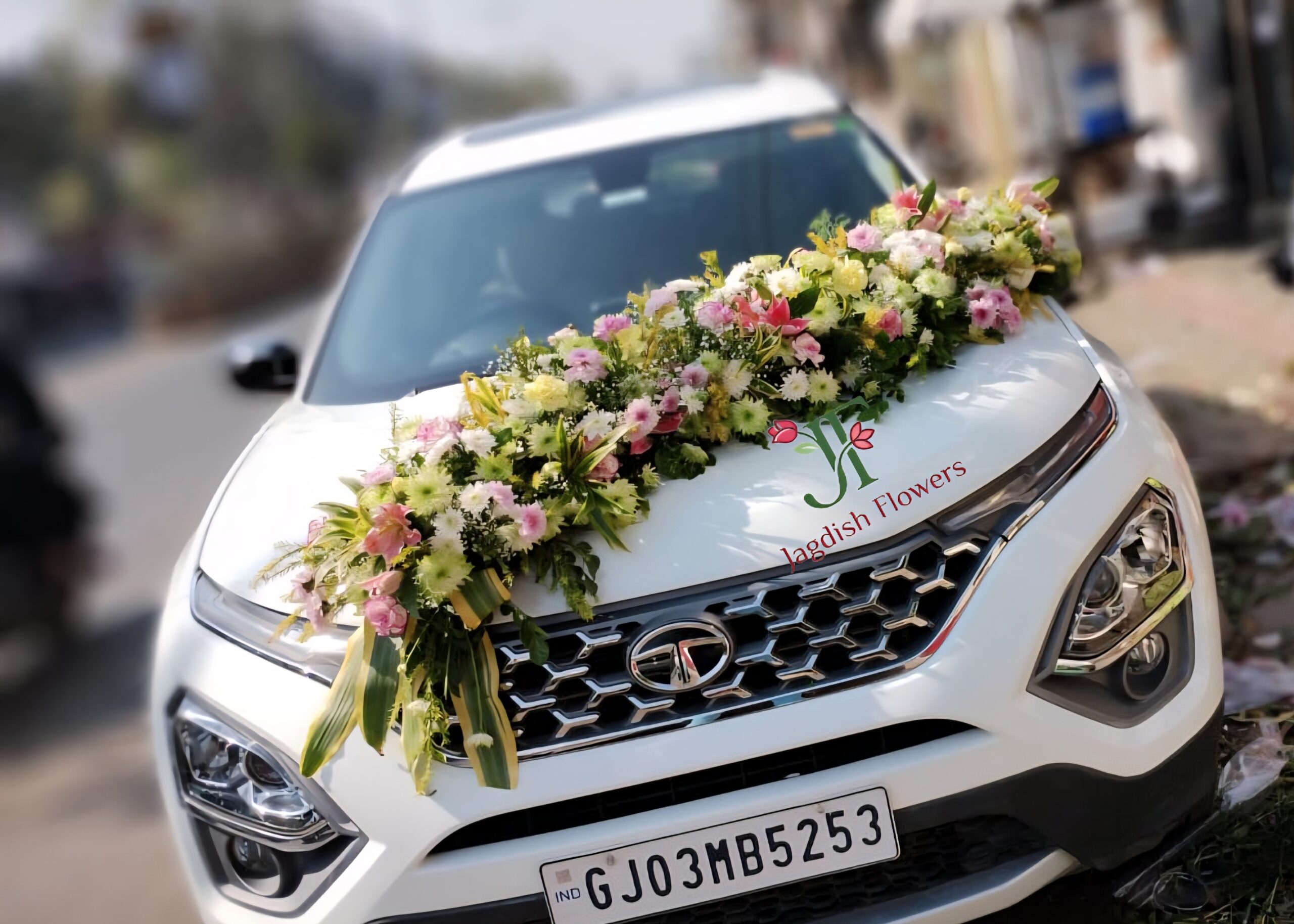 Fresh mixed flower wedding car decoration for bridal and groom entry cars