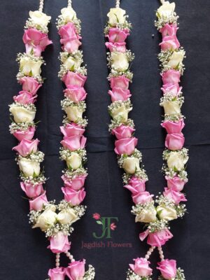 Handcrafted rose wedding haar with fresh floral decoration