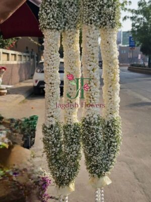 Traditional floral wedding haar with fresh roses for wedding rituals