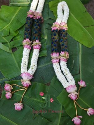 Fresh floral wedding haar with premium flower arrangements