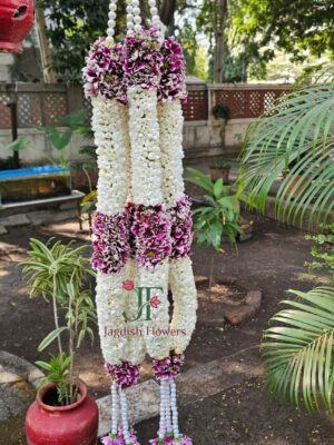 Stylish wedding garland with mixed fresh flowers