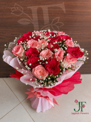 Red and jumeliya rose bouquet