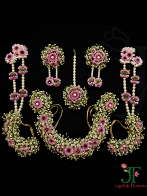 Dotted Button Bottam Flowers with Gypsophila ornament at Jagdish Flowers