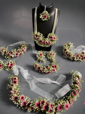 Dotted Buttan Bottam Flowers with Gypsophila ornament at Jagdish Flowers