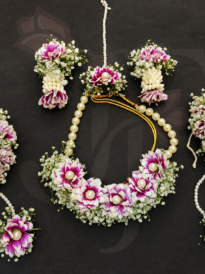 Spider Bottam Flower with Gypsophila ornament at Jagdish Flowers